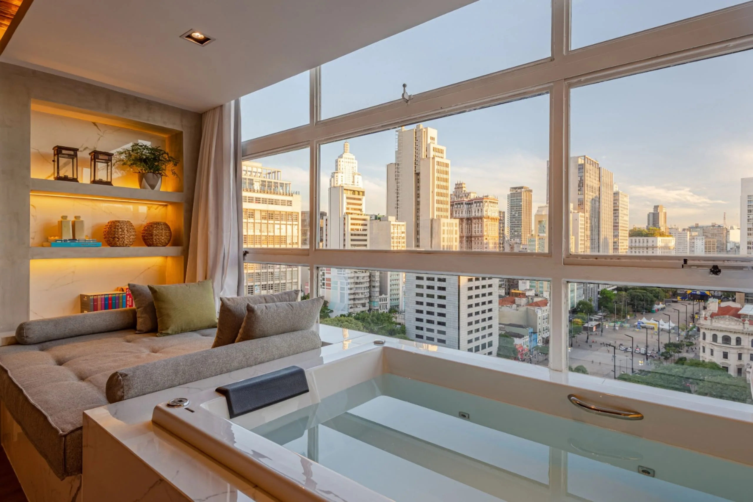 Destaque para a banheira de hidromassagem com vista panorâmica da cidade.