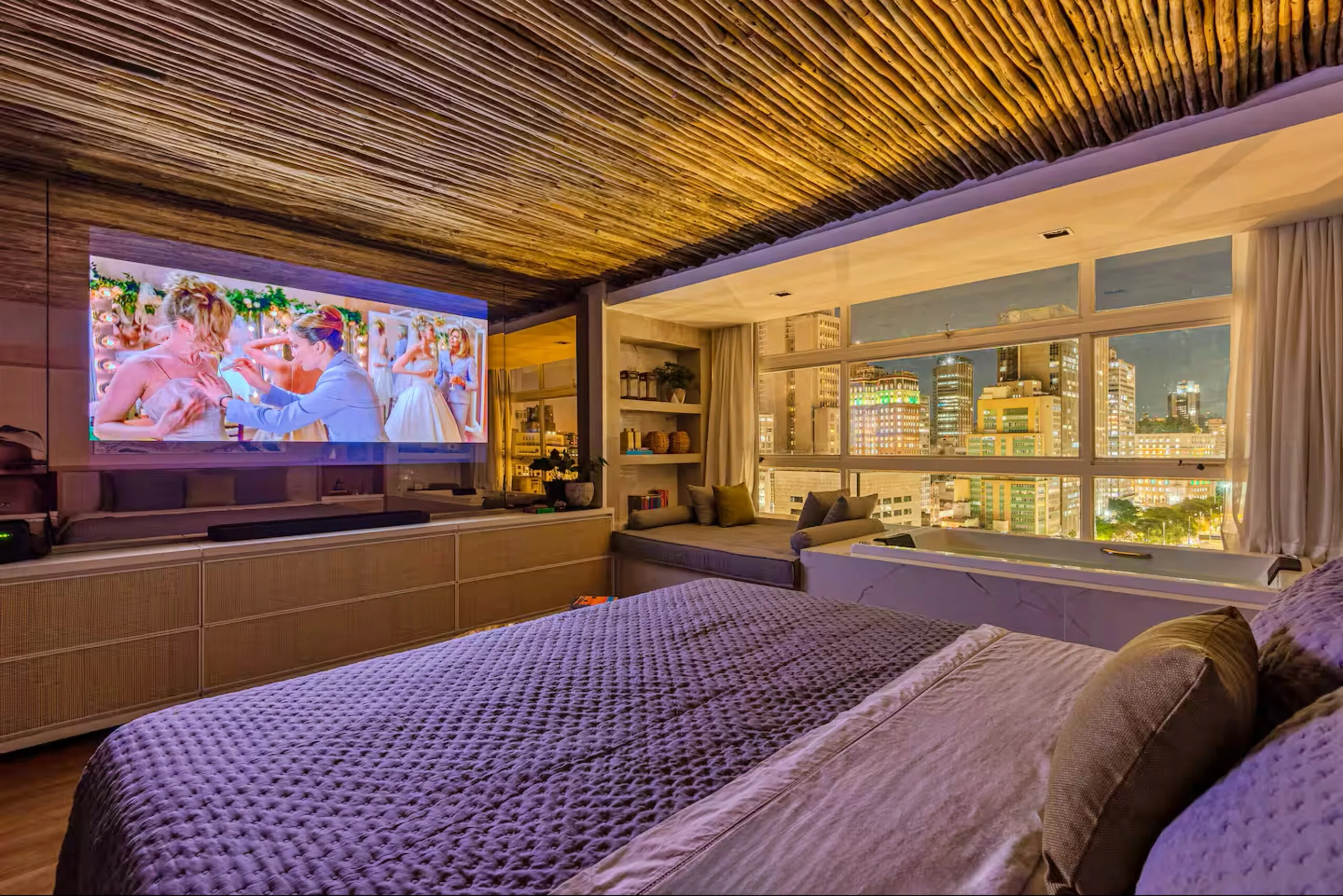 Destaque para a smart tv 85" c/ streaming e sistema de som.