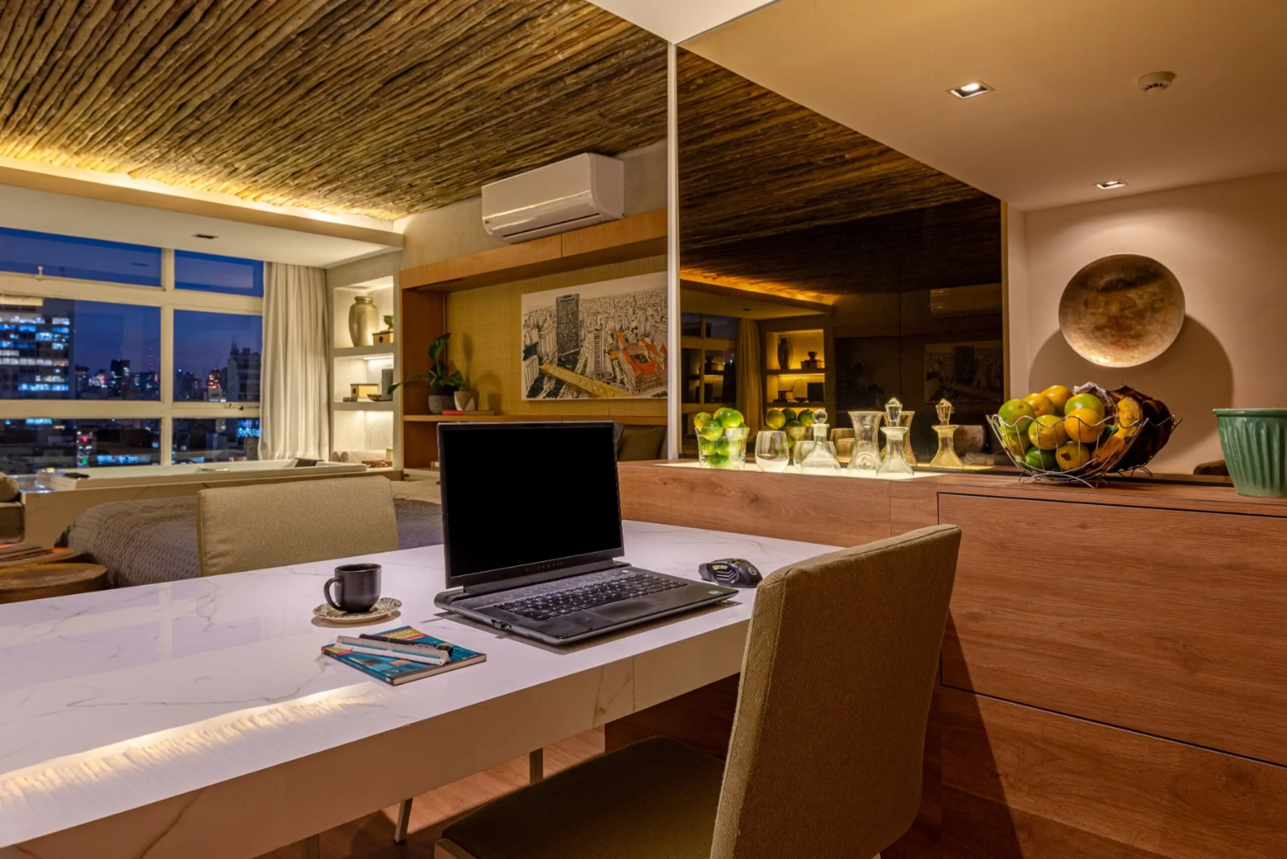 Espaço de trabalho climatizado, equipado com wi-fi, mesa de trabalho e cadeira confortável.