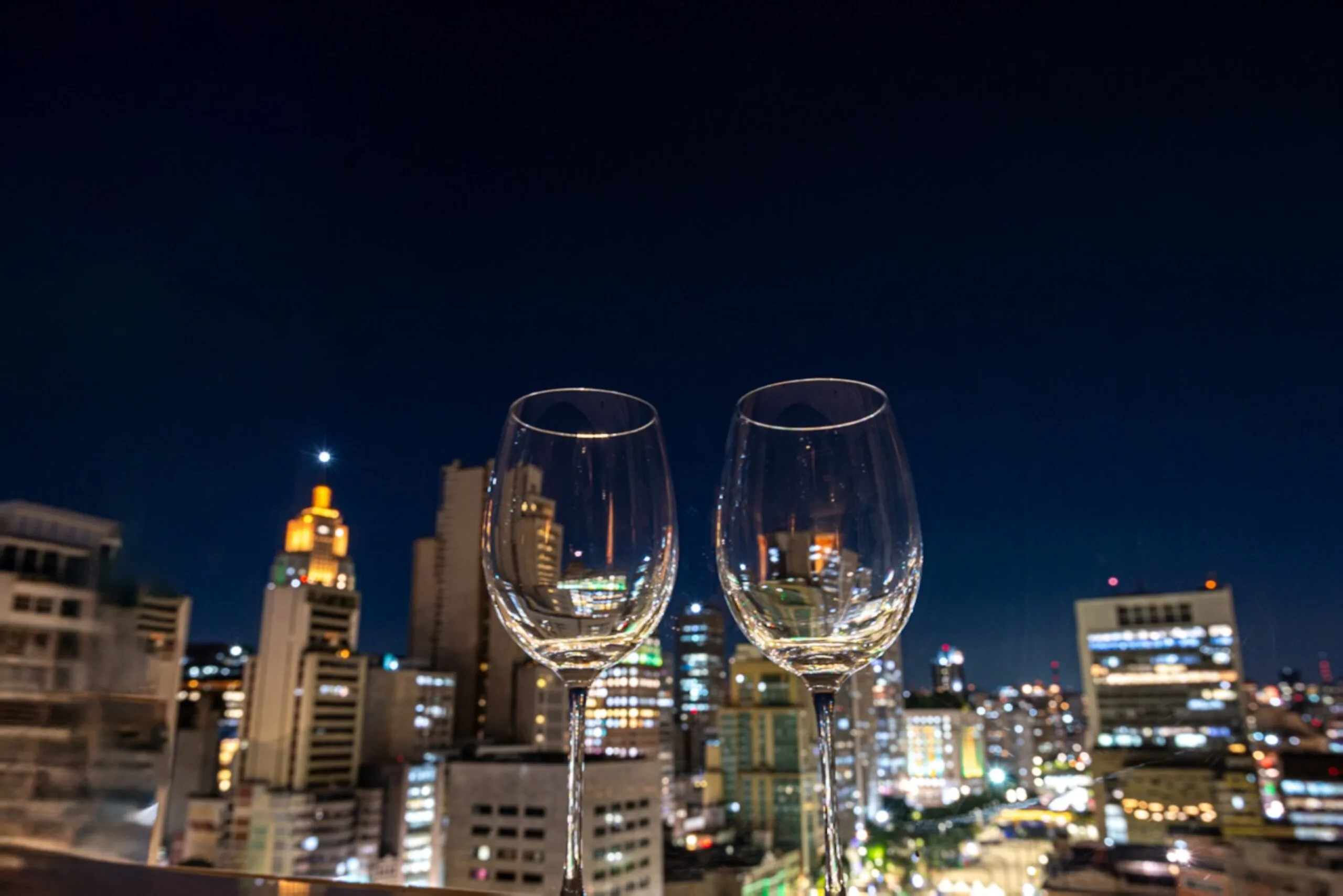 Destaque para a atmosfera noturna da cidade.