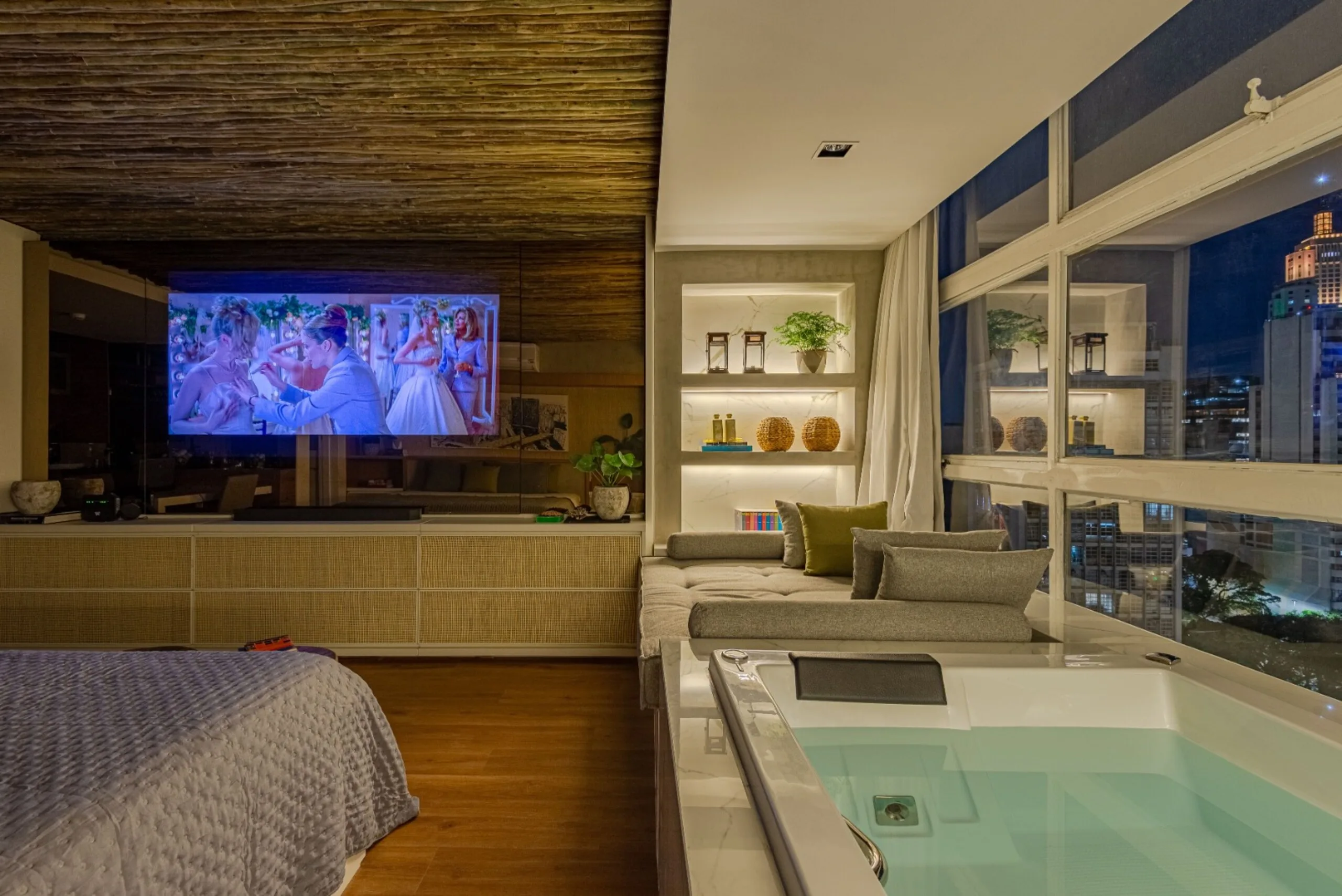 Destaque para a experiência de cinema proporcionada pela smart tv de 85", com acesso a serviços de streaming.